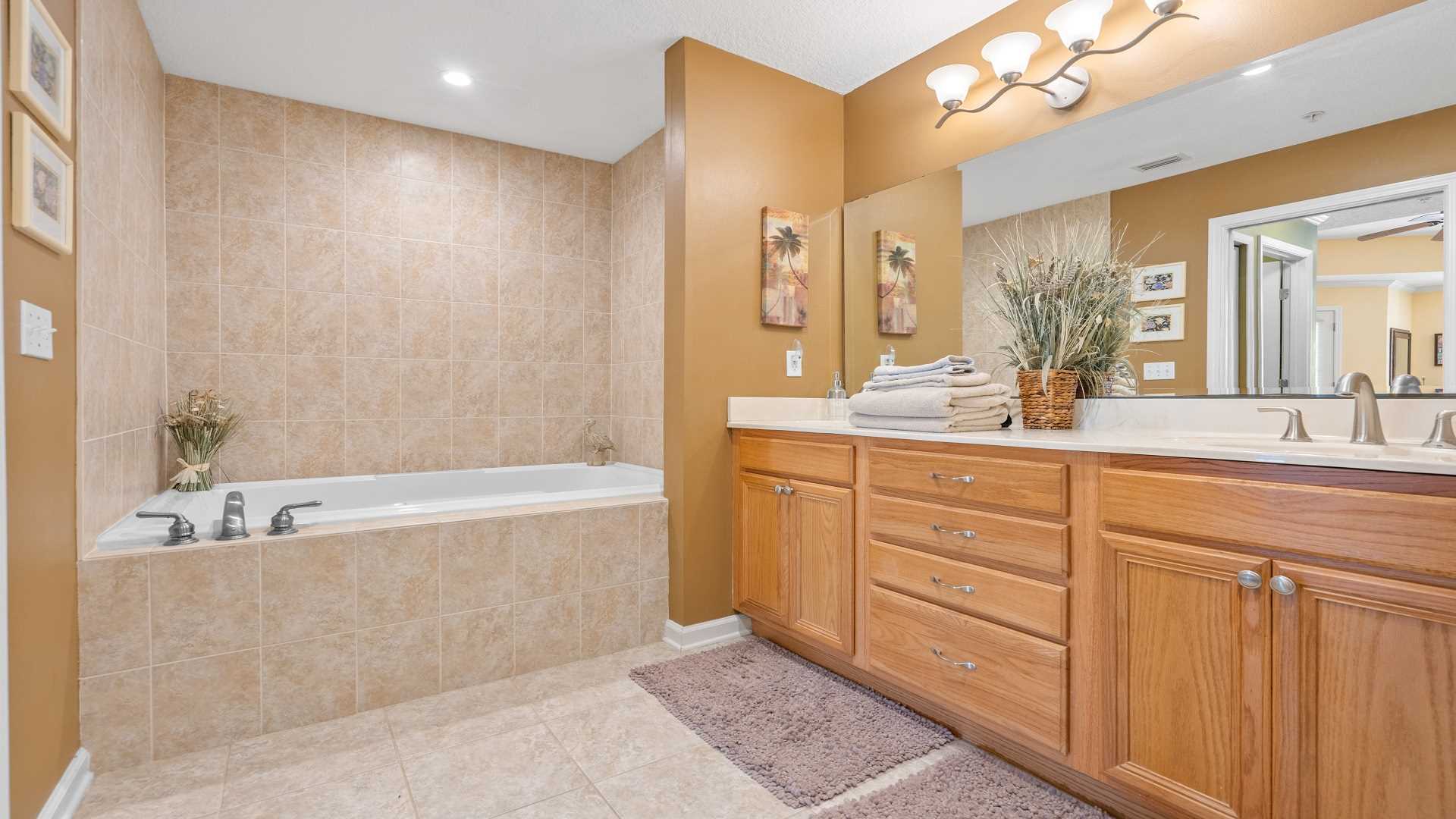 Master Bath w/garden tub